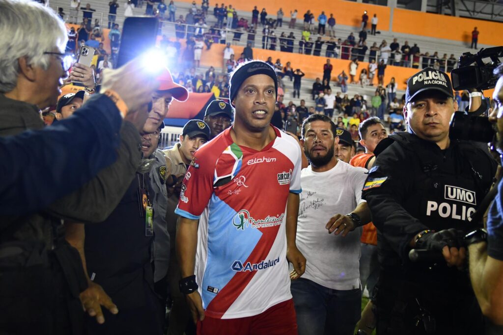 Ronaldinho deleita con su fútbol en Ecuador para apadrinar un torneo infantil