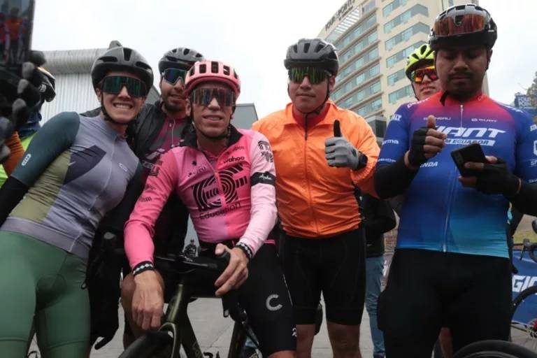 El ciclista colombiano ‘Rigo’ visita Cuenca para evento promocional