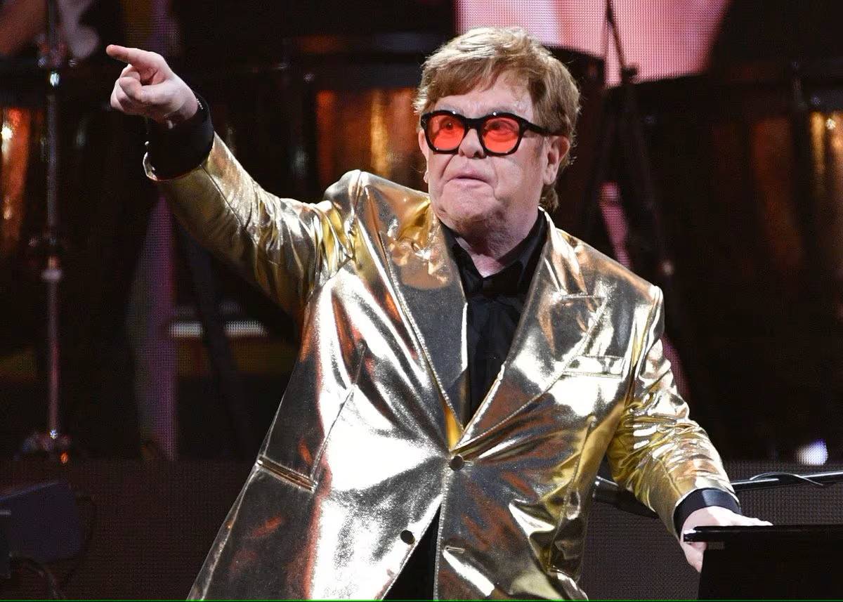 La vida tranquila de Elton John, el cantante que se resiste a pasar a la categoría de legendario