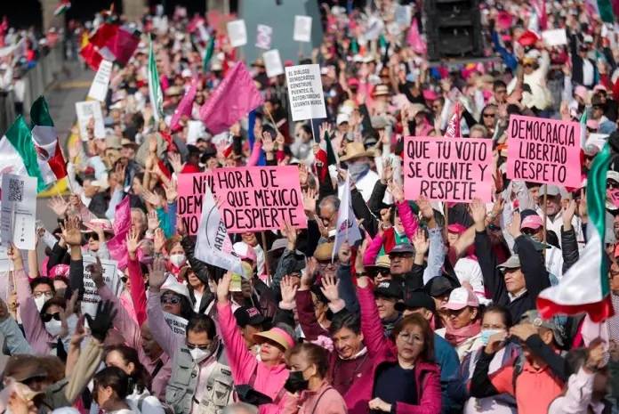 Acusan al Gobierno de López Obrador de corrupto en las marchas por la democracia de México