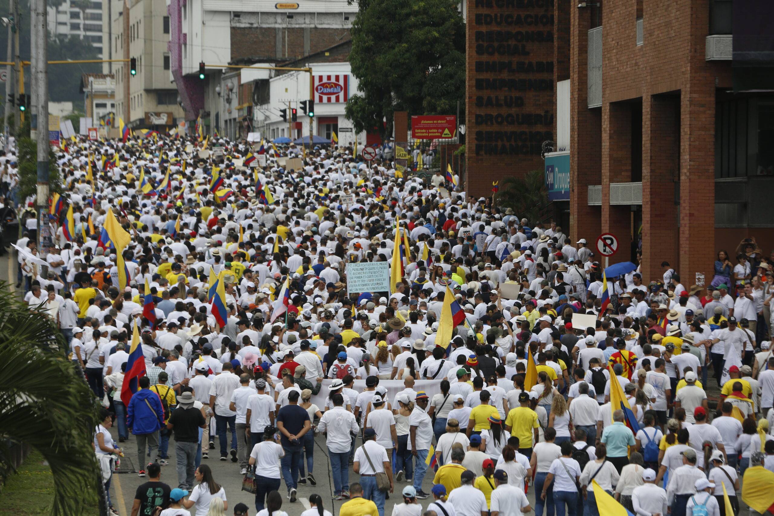 Masiva manifestación contra el Gobierno de Petro en Colombia