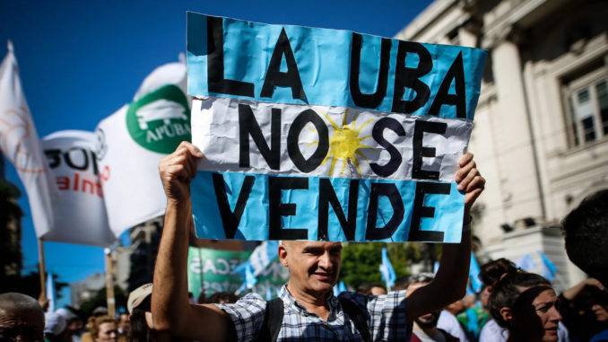 Marchas en defensa de la universidad pública en Argentina