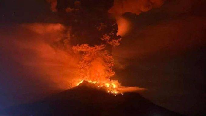 Indonesia: El volcán Ruag entra en erupción